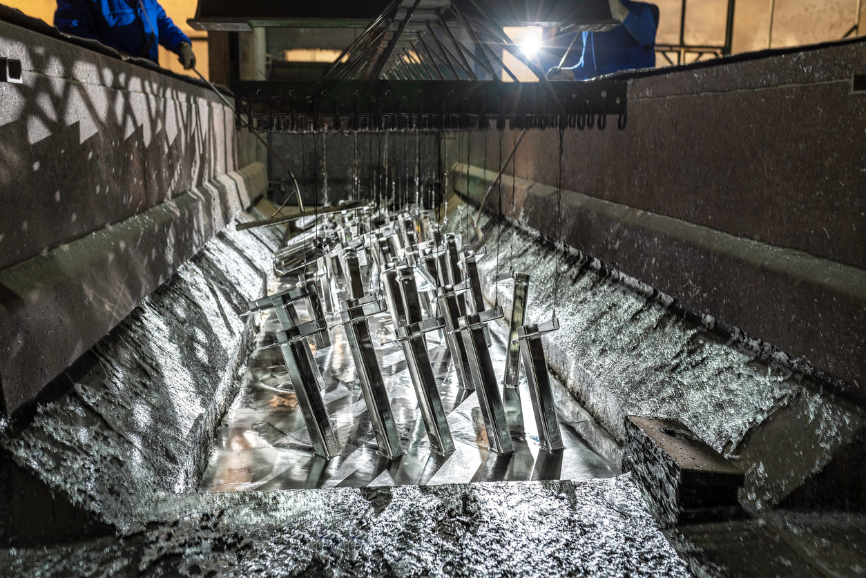 Galvanizing metallic structures in a zinc bath