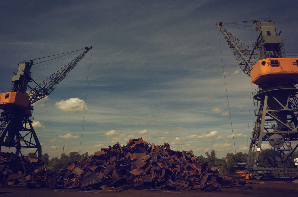 Metals recycling cranes with metal claws