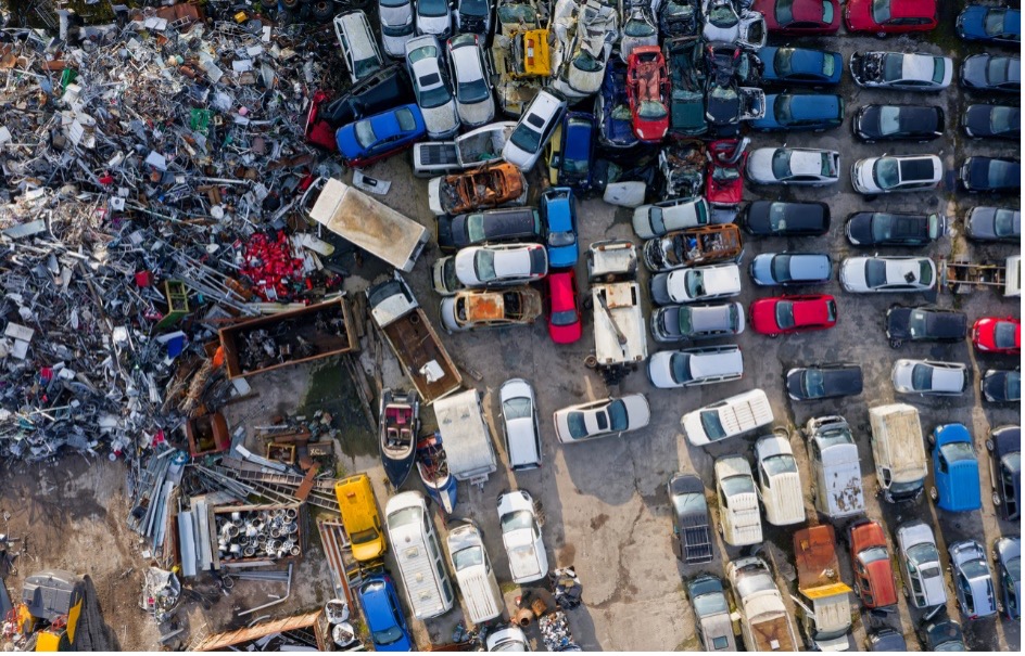 A group of cars in a scrapyard